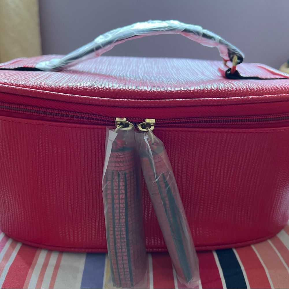 NWOT Cosmetic bag case